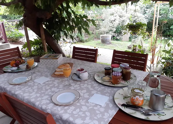 Au Bosquet, chambre et salle de bains avec petit déjeuner à 600 m du centre dans un cadre calme et verdoyant Salies-de-Béarn